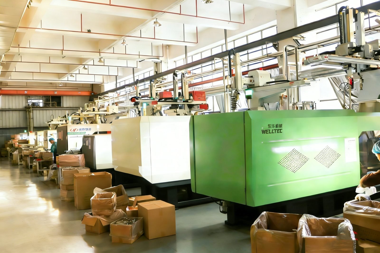 Injection molding machines producing cosmetic bottles on a factory floor, representing the production capability a buyer scores when qualifying and monitoring a bottle supplier
